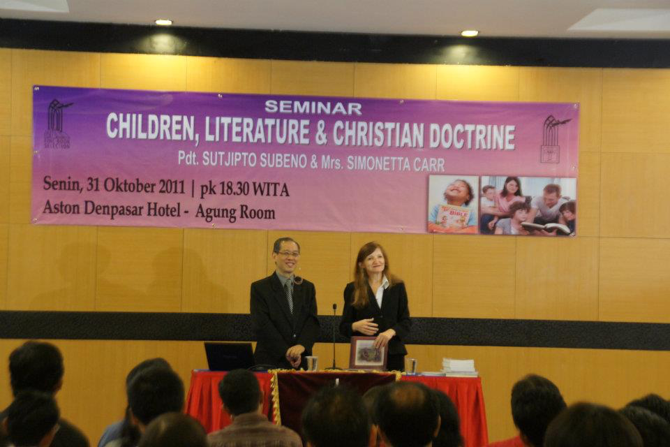 Simonetta speaking at an event